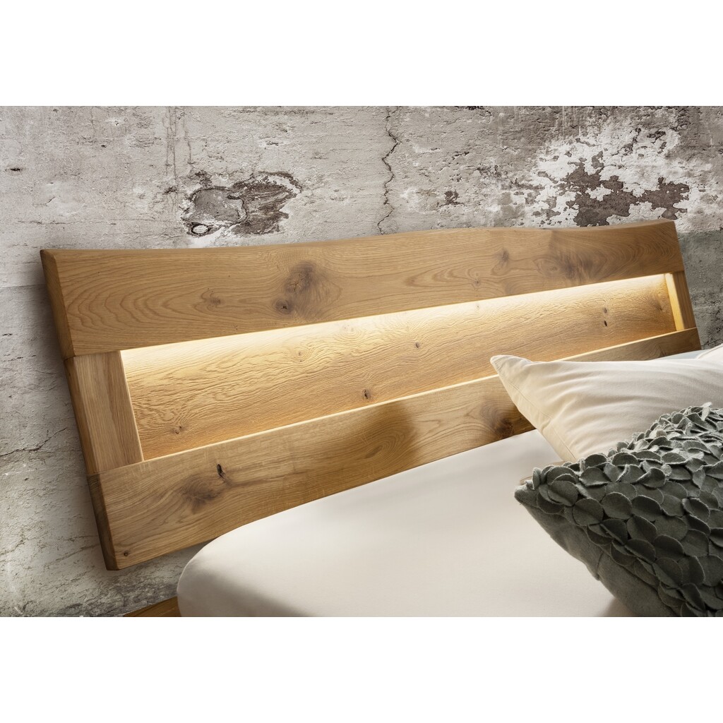Massivholzbett Ebeltoft II – Balkenbett Wildeiche, beleuchtete Baumkante, Kombikufe Bild 3
