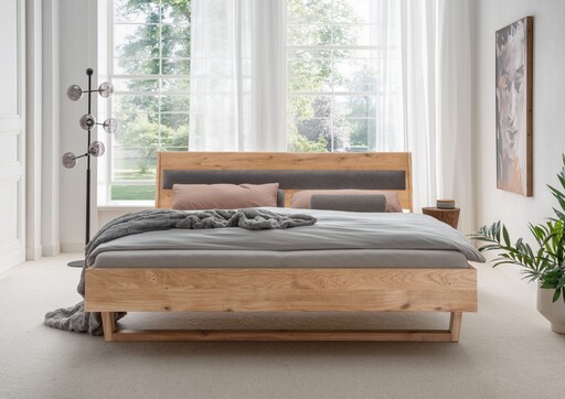 Impressionen zu G&K Massivholz Doppelbett Vejle III Holzkufe, Holzkopfteil und Polster, Bild 1