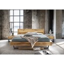 Massivholzbett Ebeltoft II – Balkenbett Wildeiche, beleuchtete Baumkante, Kombikufe Liegefläche 140x200 cm